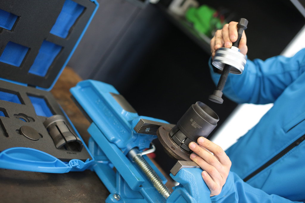 Inner bearing race puller