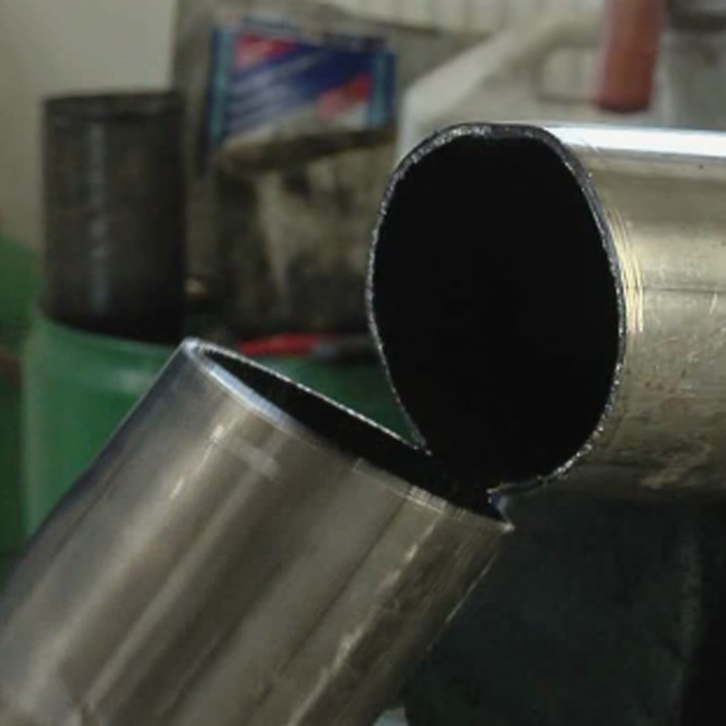 Grip pliers for cutting exhaust pipes