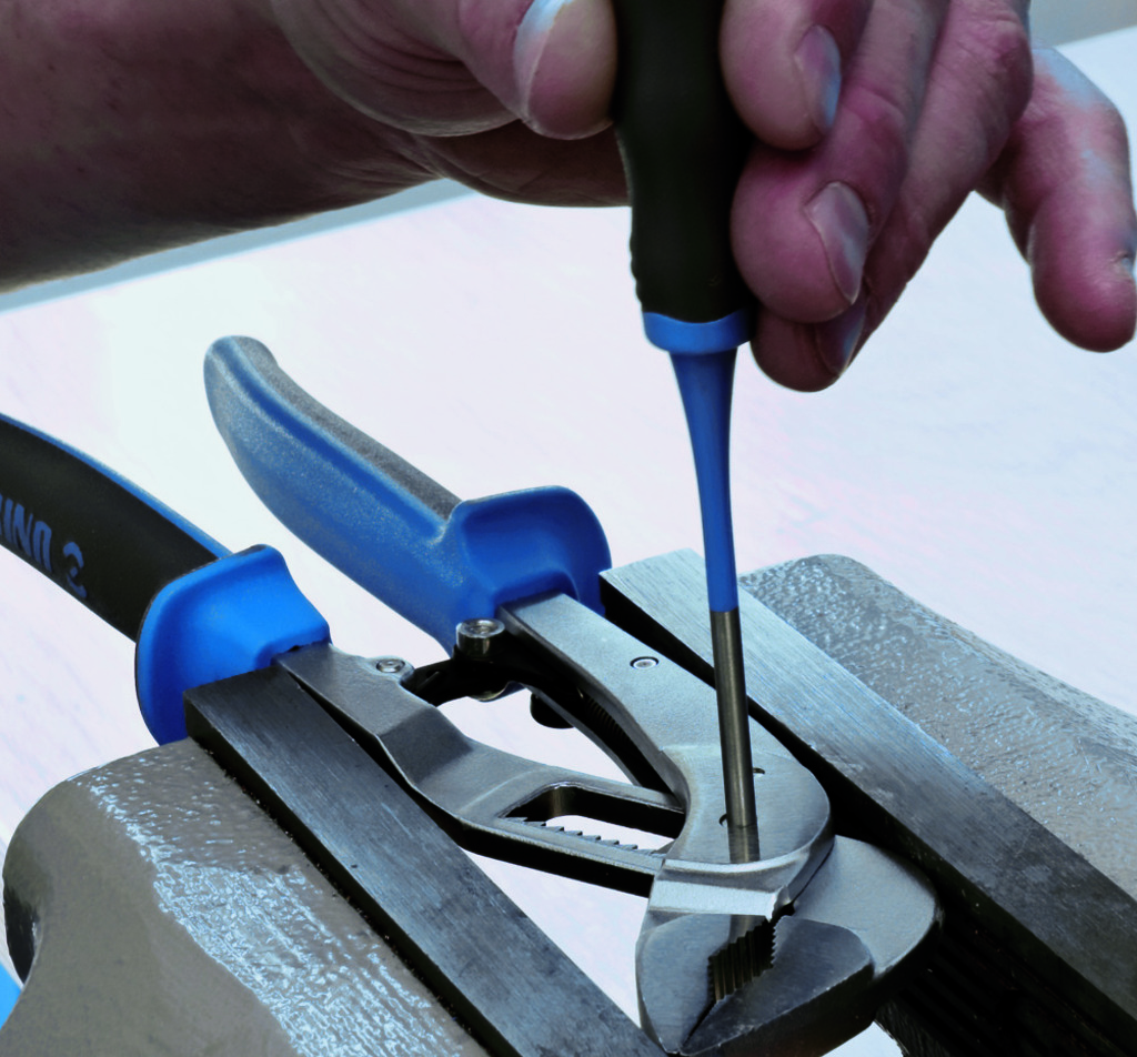 Pin punch with handle