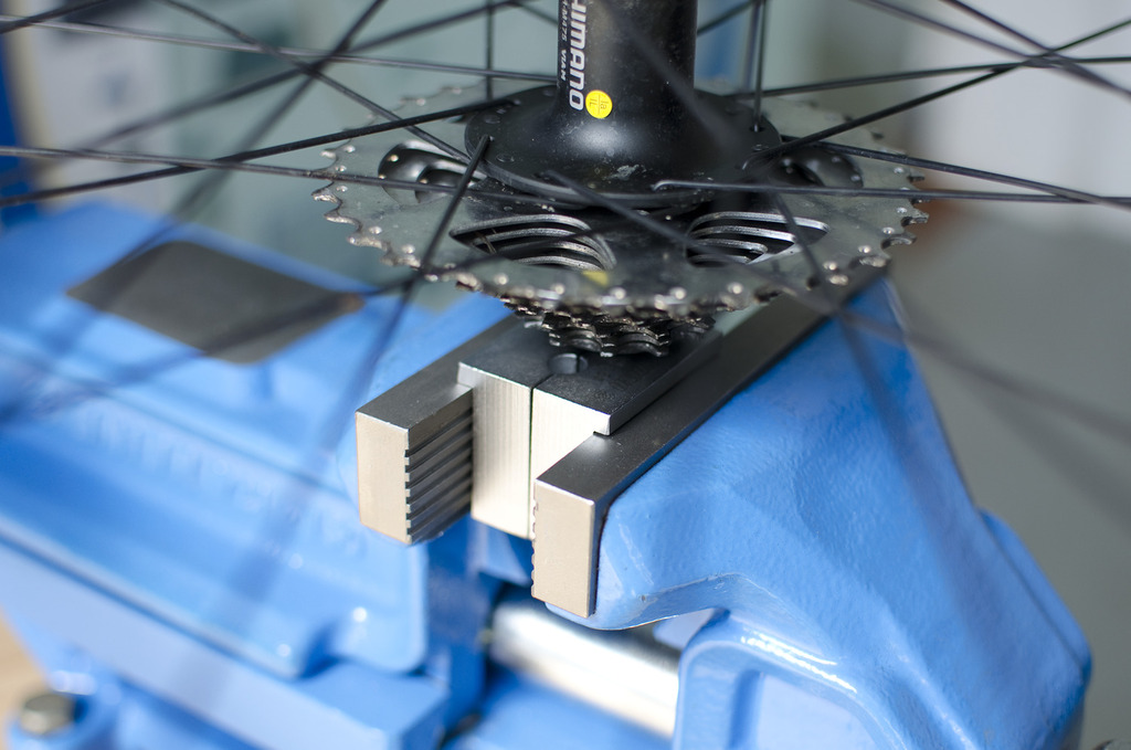 bicycle axle vise